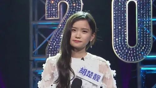 热搜第一!700多万女网红胡楚靓官宣与小5岁男友小袁分手!曾被网友认为是甜蜜配对!她是怎么火的?
