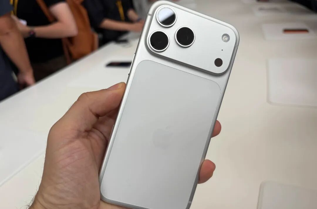 iPhone18ProMax工程机突然曝光,外观又变了!