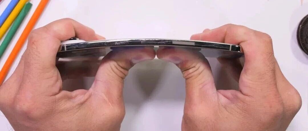 iPhone Air，弯了？