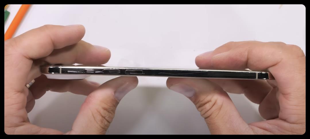 iPhone Air，弯了？