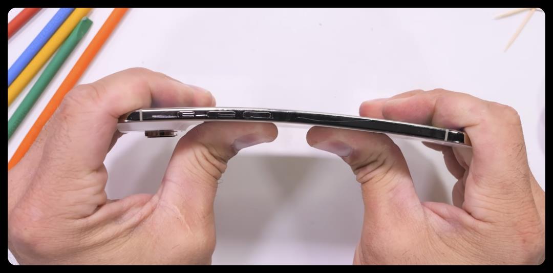 iPhone Air，弯了？