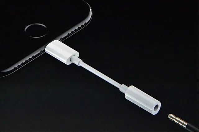 苹果新机居然不送充电器,用户怒了!